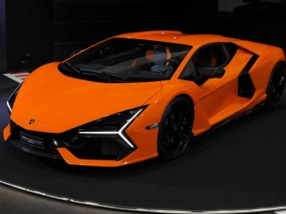 Khám phá các tùy chọn hơn 5 tỷ đồng trên xe hybrid Lamborghini Revuelto của đại gia Jacky, thảm xe đã 51 triệu đồng