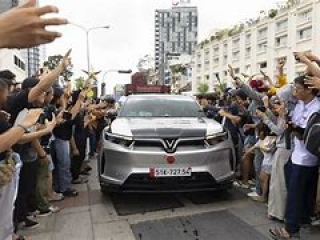 Những hình ảnh xấu trong Gumball 3000 tại TP. HCM: Người trèo rào, người chặn đầu xe, người đập kính siêu xe khiến YouTuber phải hét lên